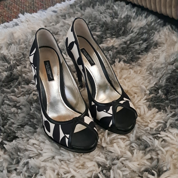 DOLCE & GABBANA LIKE NEW - Picture 2 of 9